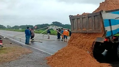 Gobierno convoca a diálogo por bloqueo en puente de Yapacaní