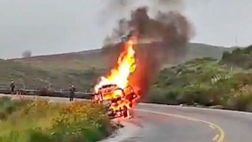 Vehículo se incendia en la carretera Cochabamba – Santa Cruz y queda totalmente calcinado