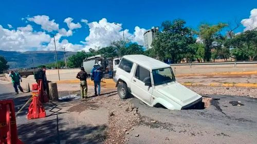 Vehículo cae en sifonamiento cerca al puente Quillacollo en Cochabamba