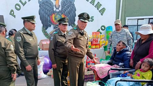 Policía de El Alto entrega ayuda solidaria a efectivo que quedó paralítico por enfermedad