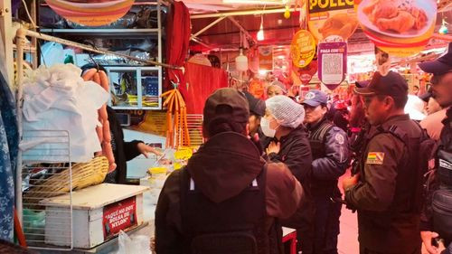 Inspeccionan más de 16 puestos de venta de carne en el mercado satélite de el alto