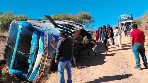 Bus vuelca al intentar evitar bloqueos en ruta hacia cochabamba