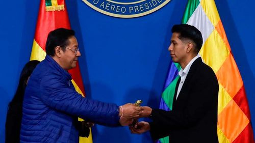 Presidente Luis Arce transfiere bastón de mando a Andrónico Rodríguez antes de su viaje a la Cumbre del Mercosur en Brasil