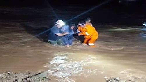  Rescate en el Río Piraí: Bomberos Voluntarios y Grupo Osar Salvan a Cinco Personas Atrapadas en Crecida Repentina