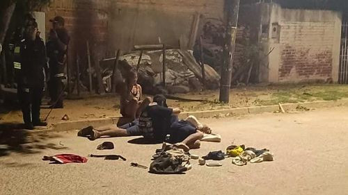 Vecinos del plan 3000 capturan a 3 presuntos atracadores con armas y objetos de dudosa procedencia