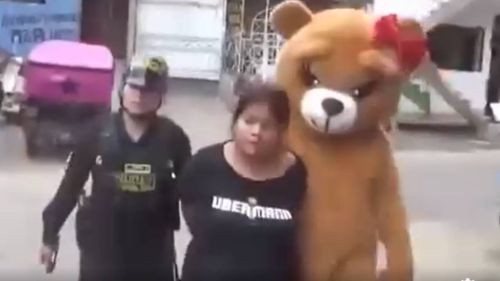  Lima: Policía sorprende a mujer acusada de narcotráfico con disfraz de oso de San Valentín