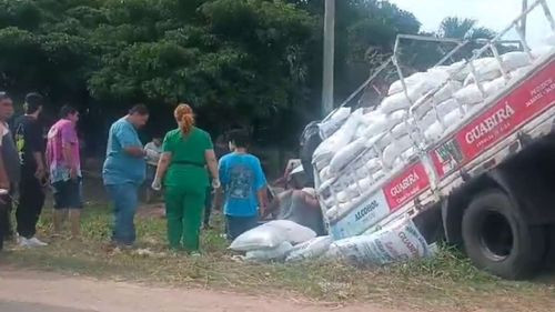 Accidente en la carretera hacia Cotoca: Camión de Guabirá cae en canal de drenaje
