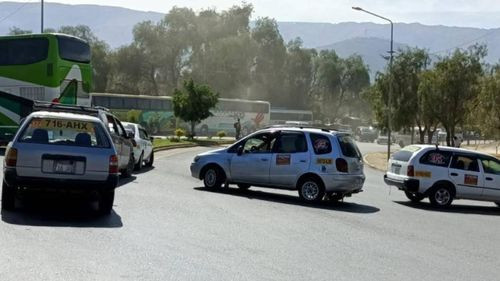 Taxistas bloquearon la avenida Circuito Bolivia, exigen seguridad en la zona