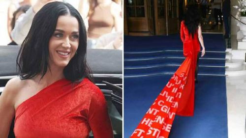 Katy Perry revela la letra de su nueva canción con un vestido de 150 metros