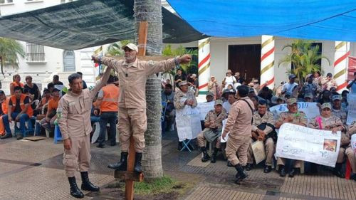 Sexto día de paro: Gendarmes, bomberos y choferes mantienen presión contra la Alcaldía