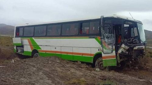 Choque entre bus y taxi en Oruro deja al menos dos muertos