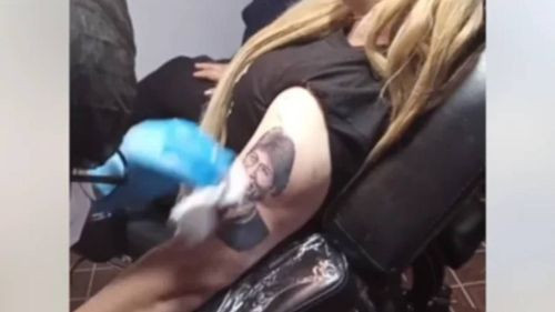  Simpatizante de Evo Morales se tatuó el rostro del líder cocalero en el brazo