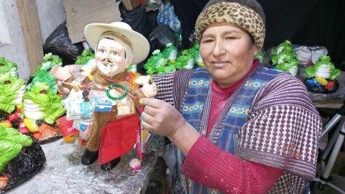 Hilda Marca mantiene por casi cuatro décadas la tradición de las miniaturas en yeso