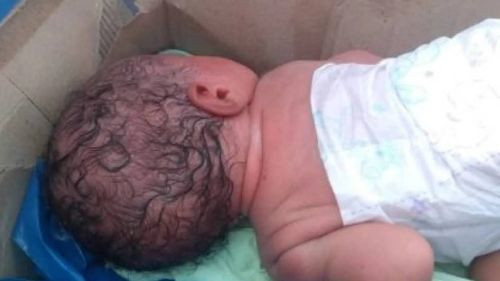 Niños que jugaban en un barrio hallan a una bebé abandonada debajo de un árbol