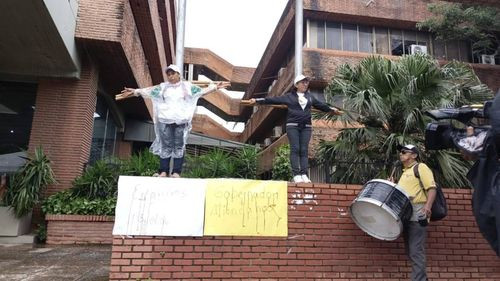 Paro de trabajadores en salud paraliza hospitales públicos en Santa Cruz: Médicos se crucifican en protesta