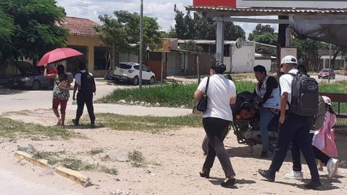 Sin micros, los escolares llegaron a clases a pie, en moto o en camionetas