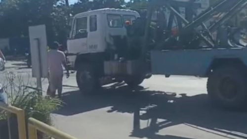 Micreros agreden a conductor de grúa que intentó atravesar un bloqueo