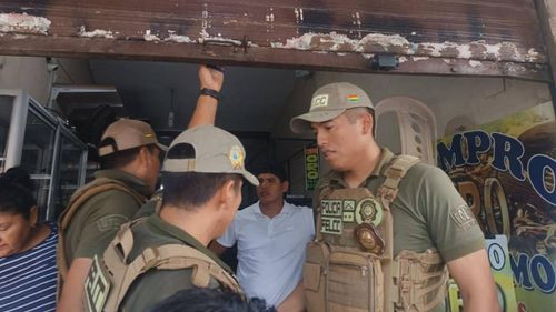 Allanan casa de empeño por el caso del oro y dinero hallados en un auto tras un accidente fatal