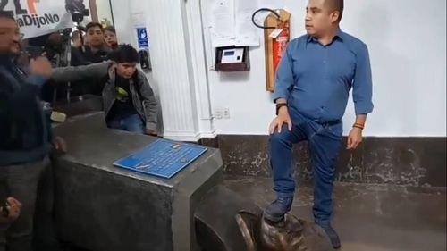 Diputado Astorga recuerda los nueve años del 21F; derriba y pisa un busto de Evo Morales