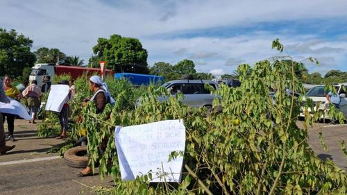 Vecinos de San Carlos instalan bloqueo indefinido en la ruta Santa Cruz - Cochabamba