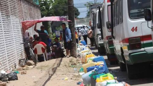 Denuncian venta de espacios en surtidor de la radial 10  para cargar combustible 