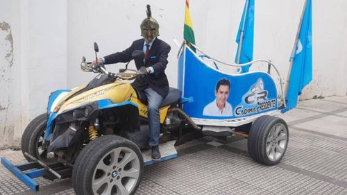 Con una máscara de Aquiles, Miguel Cadima se lanza como candidato presidencial