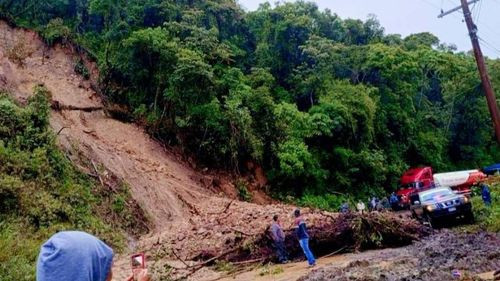 Deslizamientos obligan a suspender viajes por la carretera nueva Cochabamba - Santa Cruz