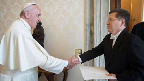 Francisco, un papa cercano y apegado al Evangelio, recuerda el boliviano Julio César Caballero