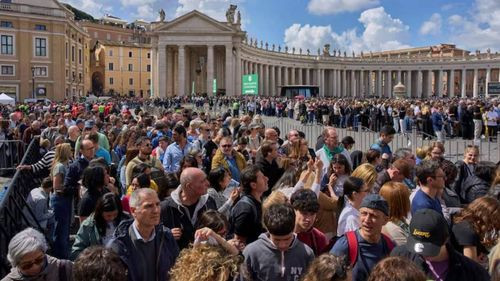Unas 250.000 personas despidieron al papa en la basílica de San Pedro antes del funeral