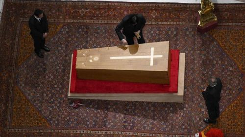 Francisco será sepultado con sus zapatos usados y en un féretro que lleva su escudo