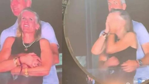 ‘Kiss cam’ deja expuesta a una ‘pareja’ en pleno concierto de Coldplay