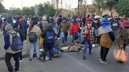 Vecinos de Sacaba bloquean la carretera que conecta con el oriente