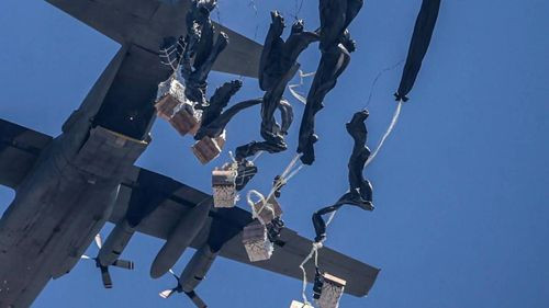 Jordania y Emiratos lanzan otras 17 toneladas de ayuda humanitaria sobre la Franja de Gaza