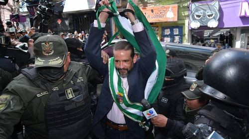 Camacho recibe apoyo de familiares y amigos en juzgado antes de audiencia