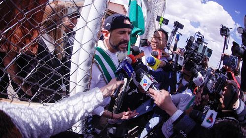 Imagen de &quot;Ni vendido ni cobarde, peor masista&quot;, esta y otras frases más de Camacho 