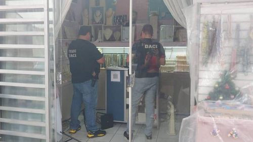 Violento atraco a joyería en Santa Cruz con cuchillo carnicero