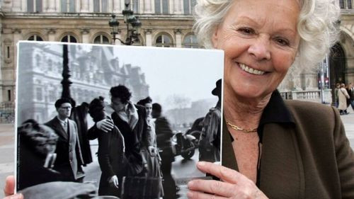 Fallece la protagonista del emblemático beso capturado por Robert Doisneau en París