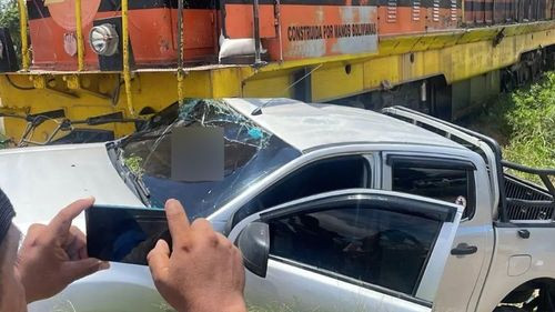 Camioneta es arrastrada por un tren en Santa Cruz y deja dos heridos