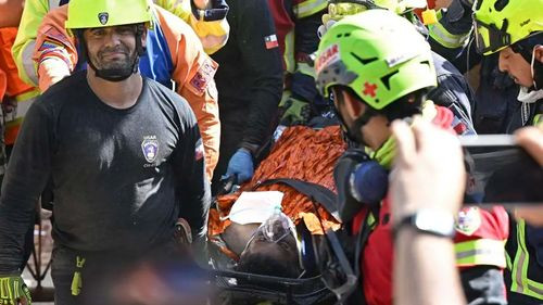 Hombre es rescatado con vida tras permanecer ocho días bajo los escombros en Venezuela