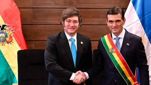 Javier Milei participa en la entrega del  bastón de mando y la posesión de  Rodrigo Paz Pereira