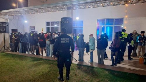 Detienen a 25 adolescentes con marihuana en fiesta clandestina en La Paz