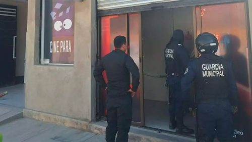 Joven es descubierto teniendo relaciones íntimas con una adolescente en un ‘cine’ que operaba en una casa