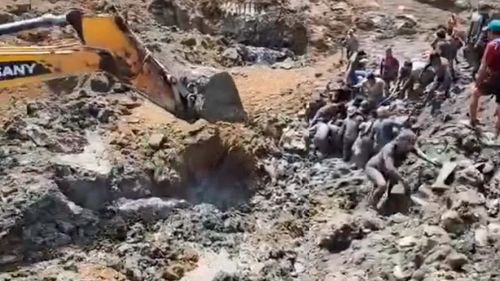 Reportan tres personas desaparecidas tras el deslizamiento de un talud en los Yungas