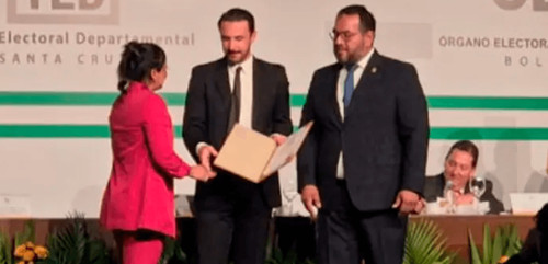 Velasco recibe su credencial y anuncia auditoría a la gobernación cruceña