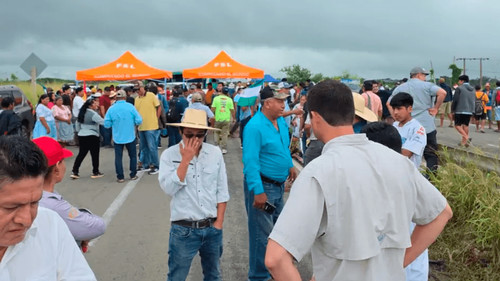  Productores bloquean en el Puente de la Amistad contra el contrabando de arroz