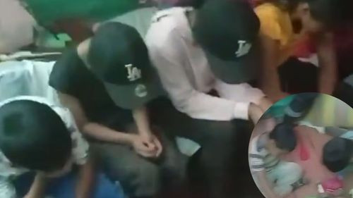 Terror en Colombia: niños se refugian en una casa mientras continúan los bombardeos
