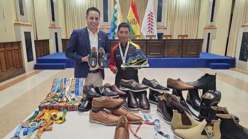 Edmand Lara recibe zapatos de un atleta boliviano