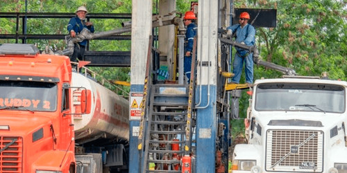 Falta de diésel golpea al transporte y pone en riesgo la cosecha de verano en santa cruz