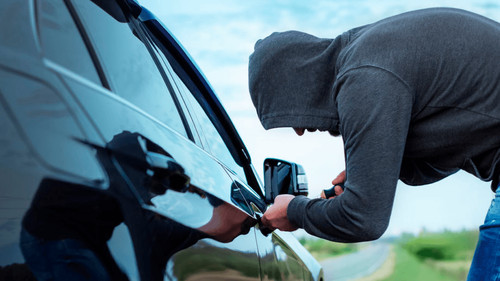 Delincuentes roban un vehículo, atracan a un mototaxista y huyen disparando en Santa Cruz
