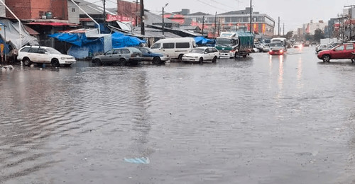 Calles inundadas y menos micros en santa cruz por intensa lluvia